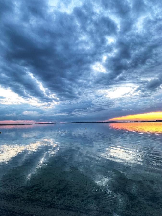 Uroczy dom nad jeziorem Śniardwy tuż obok plaży Nowe Guty Zewnętrze zdjęcie