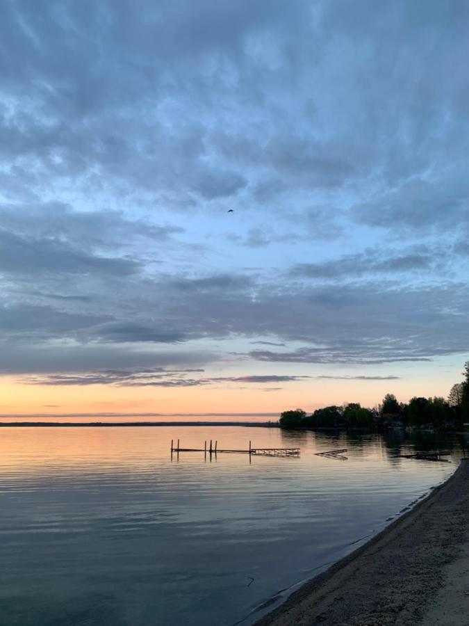Uroczy dom nad jeziorem Śniardwy tuż obok plaży Nowe Guty Zewnętrze zdjęcie